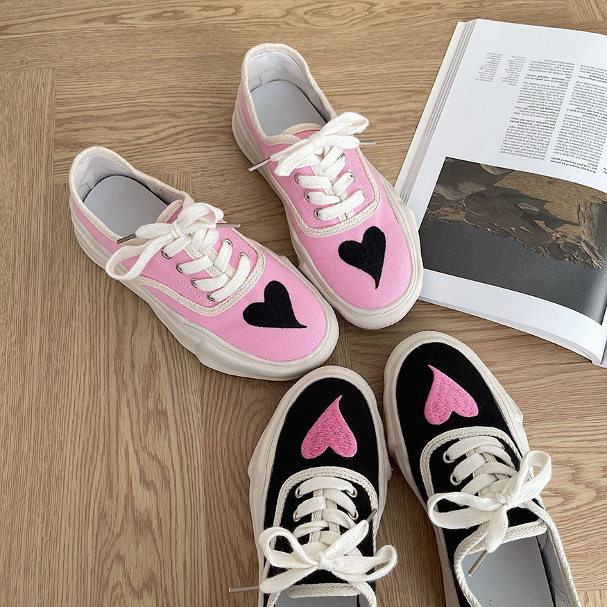 Oluolin Heart Pattern Embroidered Canvas Sneakers